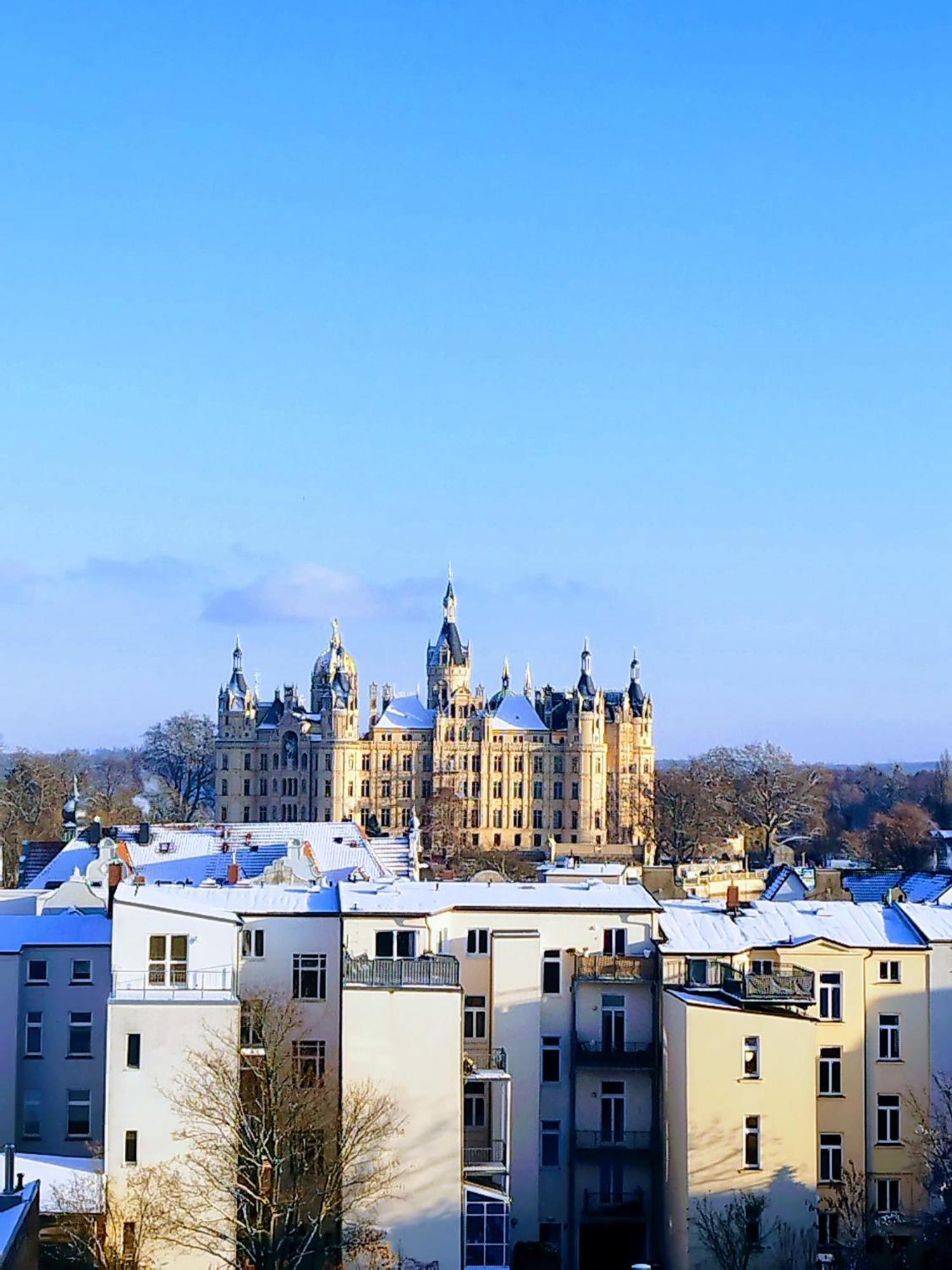 Schlosskoenig - Modernes & Zentrales Apartment Mit Balkon Und Arbeitsplatz ชเวียรีน ภายนอก รูปภาพ